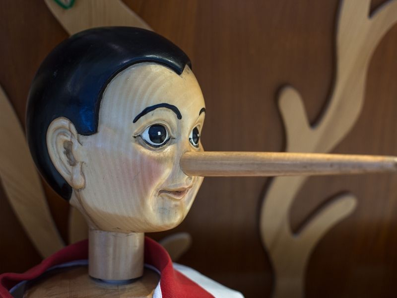 Pinokio i fake news - canva.com